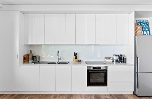 Collaroy Beach Appartement | Ocean Views, Deck and Parking at Beach Apartment