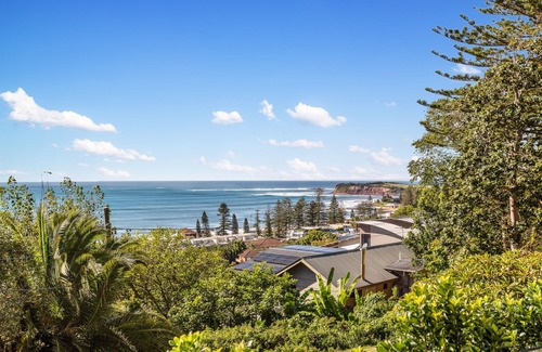 Collaroy Beach Appartement | Ocean Views, Deck and Parking at Beach Apartment
