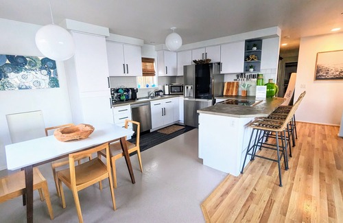 Waldport Maison | Vues sur l'océan de chaque chambre, accès à la plage privée, bain à remous, salle de jeux, Plus!