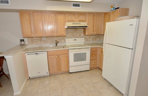 Sea Isle City Copropriété | Ocean views in the heart of town just steps to the beach.