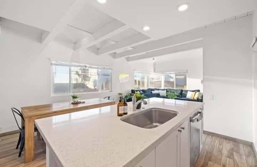 Mission Beach Maison | Ocean Views, Steps to Beach, Rooftop, Firepit