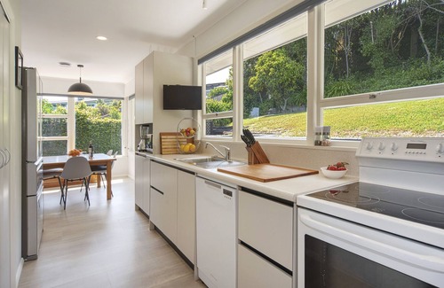 Britannia Heights Maison | Ocean Vista - Nelson Waterfront Holiday Home