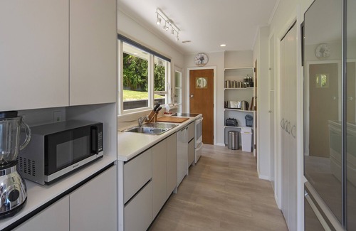 Britannia Heights Maison | Ocean Vista - Nelson Waterfront Holiday Home