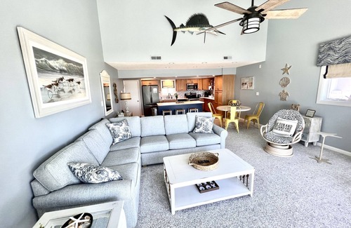Indian Beach Copropriété | Oceanfront 2 bedroom 2 bath condo, beautifully decorated and maintained