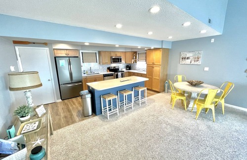 Indian Beach Copropriété | Oceanfront 2 bedroom 2 bath condo, beautifully decorated and maintained