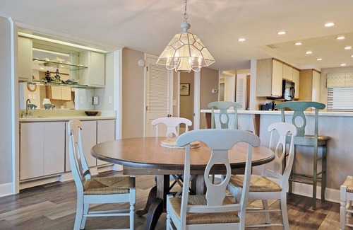 Litchfield by the Sea Copropriété | Oceanfront 2-story condo, direct ocean view, 2 balconies, 2 king beds, pool