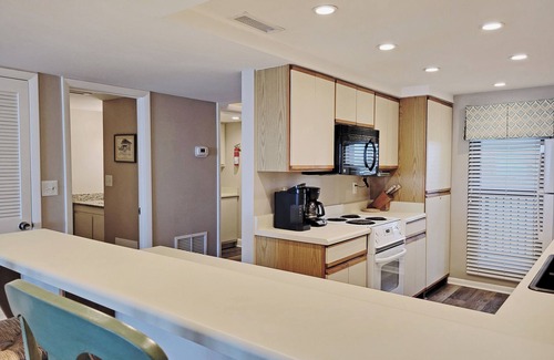 Litchfield by the Sea Copropriété | Oceanfront 2-story condo, direct ocean view, 2 balconies, 2 king beds, pool