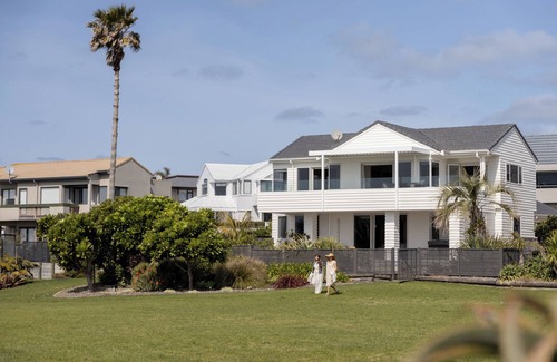 Papamoa Beach Maison | Oceanfront Oasis ~ Papamoa Beach - Beyonder Holiday Homes