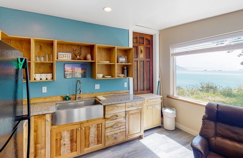 Port Orford Appartement | Oceanfront condo with jetted tub, WiFi, and smart TV - convenient to state parks