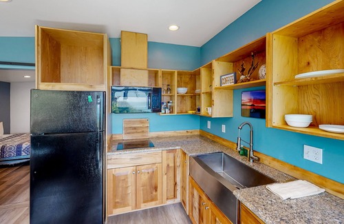 Port Orford Appartement | Oceanfront condo with jetted tub, WiFi, and smart TV - convenient to state parks