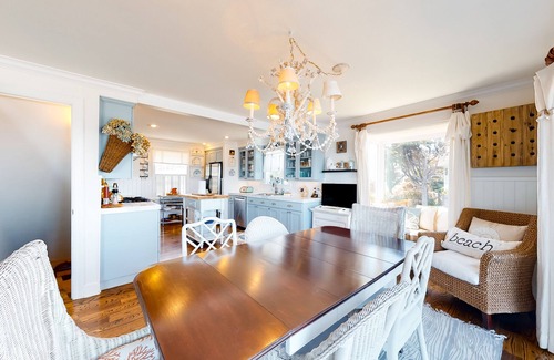 Nelscott Maison | Oceanfront cottage with water-view deck, gas fireplace & washer/dryer