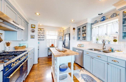 Nelscott Maison | Oceanfront cottage with water-view deck, gas fireplace & washer/dryer