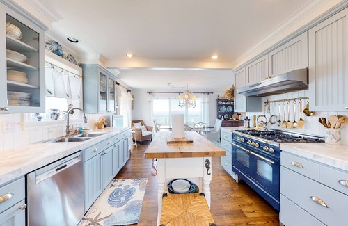Nelscott Maison | Oceanfront cottage with water-view deck, gas fireplace & washer/dryer