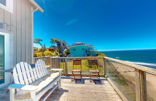 Nelscott Maison | Oceanfront cottage with water-view deck, gas fireplace & washer/dryer