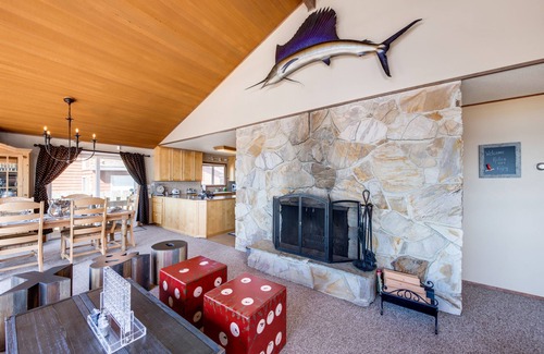 Gleneden Beach Maison | Ocean-chien maison conviviale w / pont, bain à remous privé et vue imprenable!
