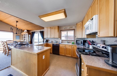 Gleneden Beach Maison | Ocean-chien maison conviviale w / pont, bain à remous privé et vue imprenable!
