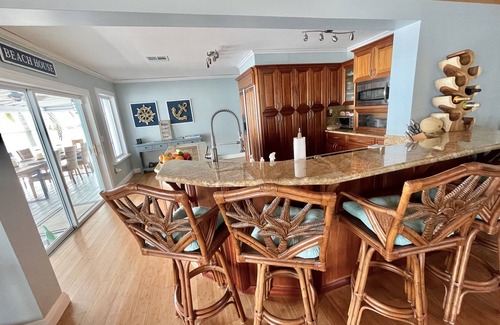 Cutthroat Harbor Estates Maison | Oceanfront Gated Corner lot Amazing Sunsets. 90” BoatDock & 12 person Swim Spa!