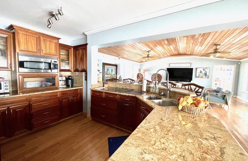 Cutthroat Harbor Estates Maison | Oceanfront Gated Corner lot Amazing Sunsets. 90” BoatDock & 12 person Swim Spa!