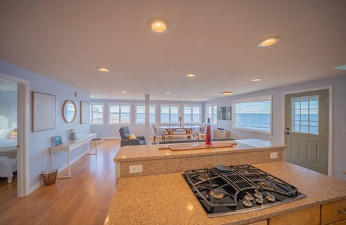 Camp Ellis Maison | Oceanfront home with Stunning views, Private Deck