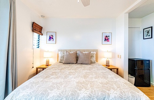Kapoho Lit Et Petit-Déjeuner | Oceanfront in Hilo Hale Kai Suites Heritage Room - Queen Bed, Private Bath