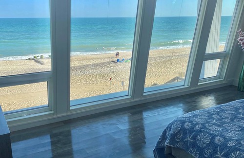 Ocean Beach Maison | OCEANFRONT Luxury 5 Bedroom house, Heated Pool, Jacuzzi. Sleeps 12