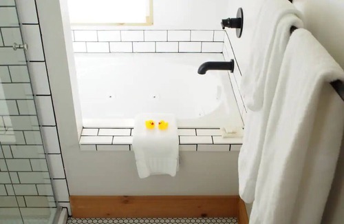 Long Beach Hôtel | Oceanfront Oasis: Long Beach Retreat Near Discovery Trail! Pets Allowed, Pool.