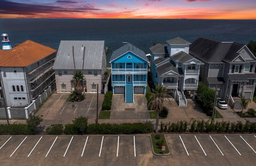 Clear Lake Shores Maison | Oceanfront Retreat -Steps from Kemah Boardwalk! Last Minute Deals 832 628 7869!