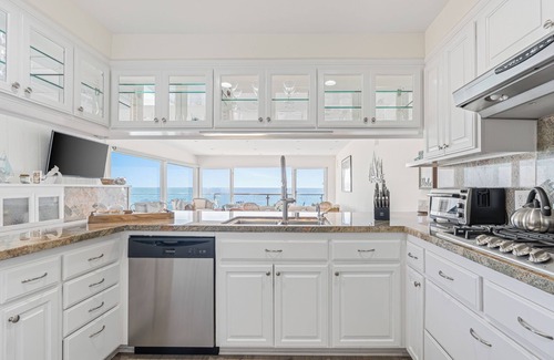 Eastern Malibu Copropriété | Oceanfront Retreat with Multiple Balconies, Direct Beach Access & Sweeping Views