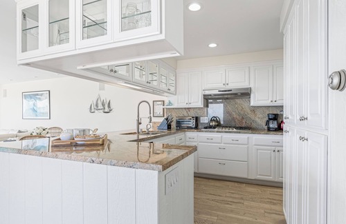 Eastern Malibu Copropriété | Oceanfront Retreat with Multiple Balconies, Direct Beach Access & Sweeping Views