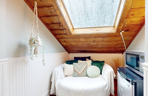 Historic Bayfront Appartement | Oceanfront studio - harbor views, shared sauna & dog-friendly