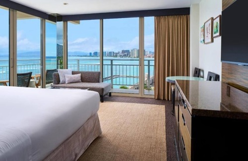 Diamond Head - Kapahulu - St. Louis Maison | Oceanfront View King | Kaimana Beach Hotel | Beachfront Getaway