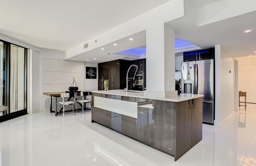 Bethune Beach Appartement | Oceanfront View Wrap Around Balcony Luxury Corner Unit Ebb Tide 401
