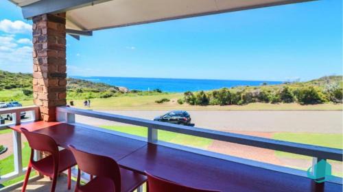 Caves Beach Maison | Oceanview Beach House