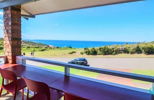 Caves Beach Maison | Oceanview Beachhouse- Panoramic views and pool