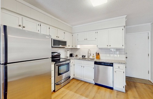 North Myrtle Beach Copropriété | Oceanview condo with pool, private balcony & steps to beach