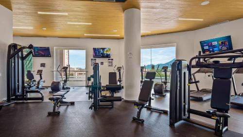 Las Glorias Maison | Oceanview Escape with Gym and Hot-tub