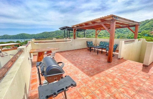 Coco Sunset Hills Copropriété | Oceanview Rooftop Patio - 5 Pools - Walk to Beach