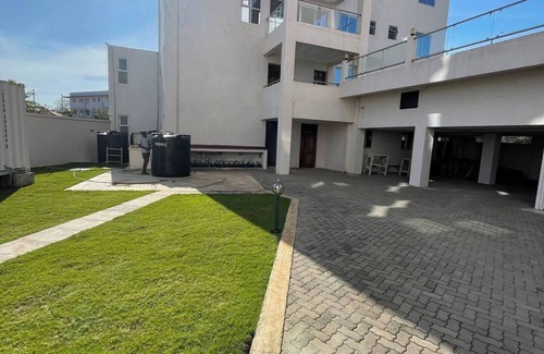 Bamburi Appartement | Oceanview Zuri Penthouse-Meters from the beach