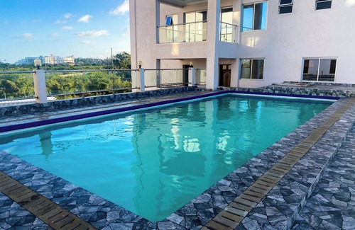 Bamburi Appartement | Oceanview Zuri Penthouse-Meters from the beach