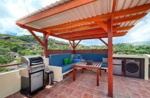 Coco Sunset Hills Copropriété | Oceanviews on a Budget - Massive Rooftop Patio