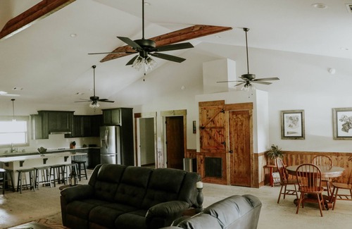 Juliette Cabine | Ocmulgee River Lodge ~ Sleeps 12 ~ 5 Private Suites ~River Access