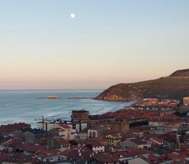 Zarautz Appartement | OFERTA ESPECIAL ÚLTIMA HORA - SARAKATUA15 - vistas espectaculares - familias y parejas - 2 dormitorios independientes - amplio salón cocina comedor - tarjeta parking OTA GRATIS - Julio y agosto estancia mínima 7 noches de domingo a domingo -