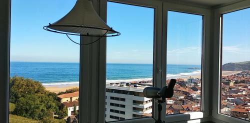 Zarautz Appartement | OFERTA ESPECIAL ÚLTIMA HORA - SARAKATUA15 - vistas espectaculares - familias y parejas - 2 dormitorios independientes - amplio salón cocina comedor - tarjeta parking OTA GRATIS - Julio y agosto estancia mínima 7 noches de domingo a domingo -