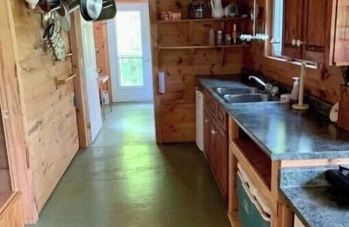 Collingwood Cabine | Off-grid rustic 3-bedroom cabin on very quiet lake