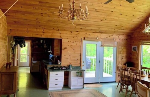 Collingwood Cabine | Off-grid rustic 3-bedroom cabin on very quiet lake