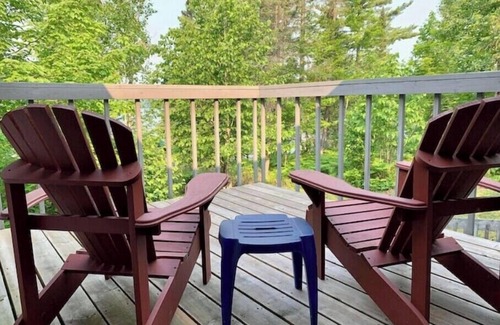 Collingwood Cabine | Off-grid rustic 3-bedroom cabin on very quiet lake