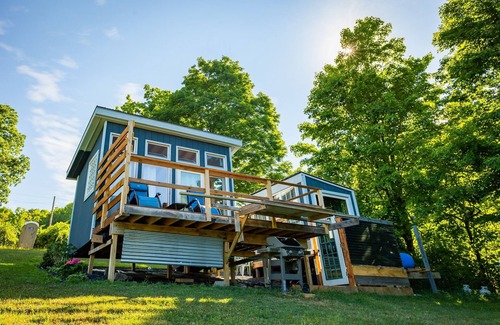 Town of Broome Cabine | Off-Grid Tiny Stargazing Home with Mountain views, Elevated Deck & Wi-Fi
