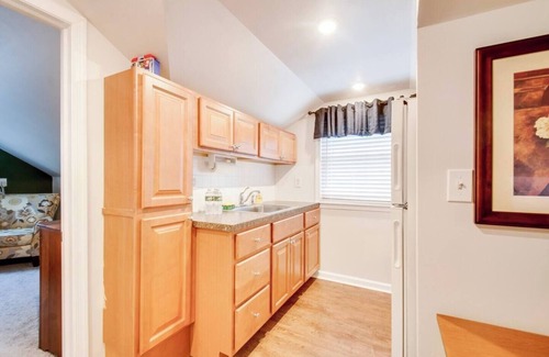 Wayne Appartement | * Off The Beaten Path * - Choose This Private Gem