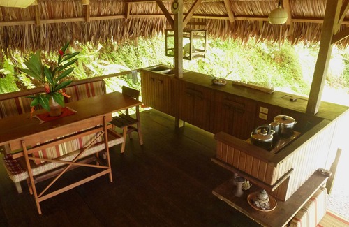 Carate Maison | Off the Grid Bungalow entouré par la forêt tropicale et