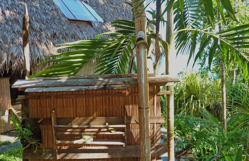 Carate Maison | Off the Grid Bungalow entouré par la forêt tropicale et
